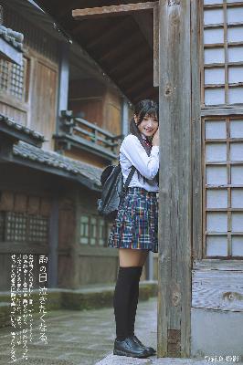 中午妈妈在厨房做饭